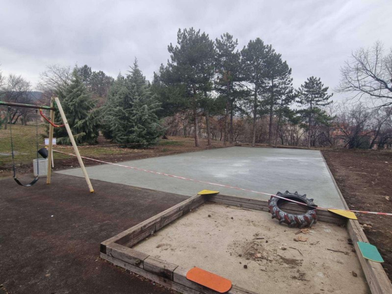 Община Куклен започна изграждането на детска площадка и игрище за футбол