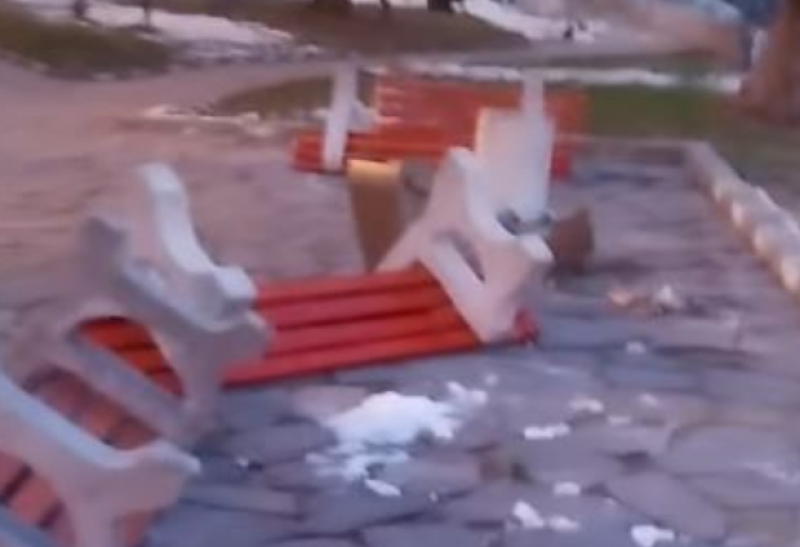 Вандали потрошиха пейки в парк в Асеновград