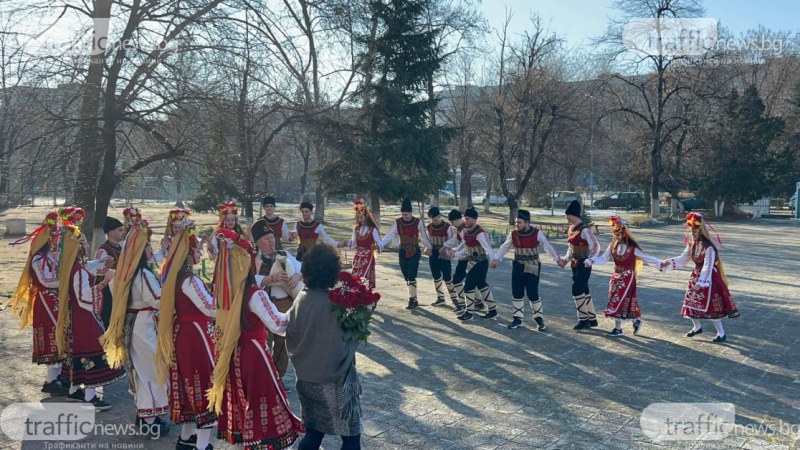 Пловдивски ученици поканиха класната си на бала с гайда и хора, вдъхновени от фолклора