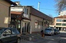 Пловдивчани превърнаха улица в своя собственост, пазят паркоместа с кофи