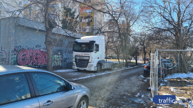 Пловдивчанин: Освен за паркирани коли, тротоарите в Кючука вече са и за камиони