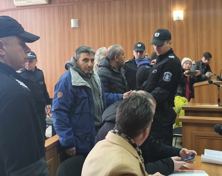 Доведоха в съда тримата наркотрафиканти, заловени с 20 кг трева