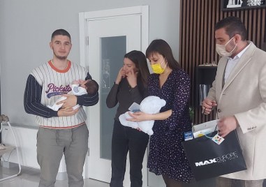 Кметът Павел Михайлов с подаръци за първото бебе на община „Родопи“