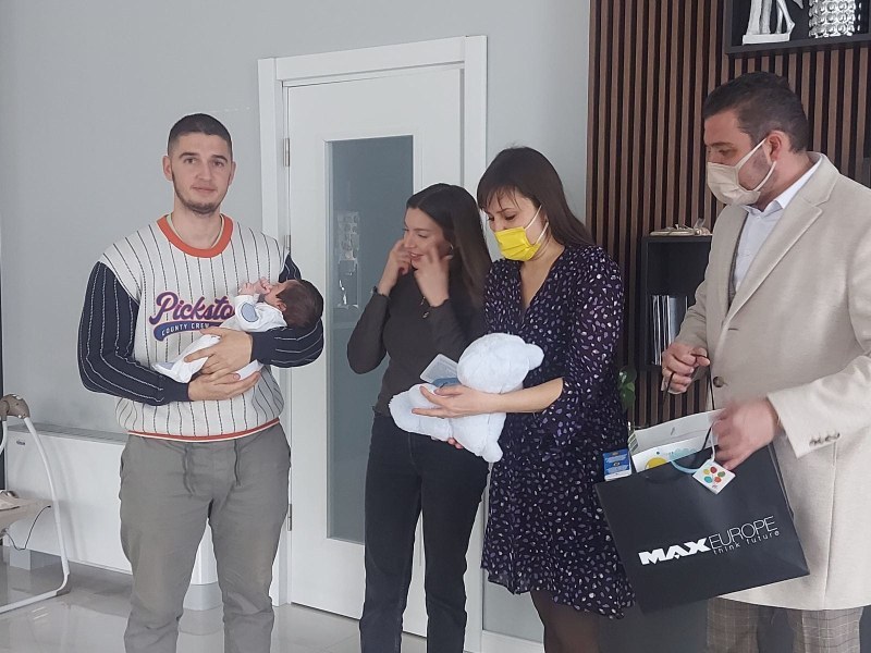 Кметът Павел Михайлов с подаръци за първото бебе на община „Родопи“