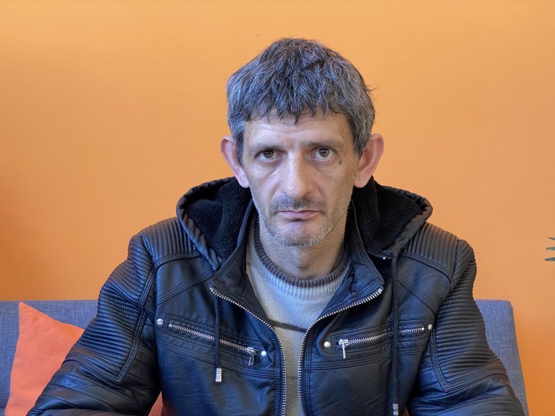 Мъж с разцепен череп оцеля по чудо, но 9 месеца след нападението не знае кой го е нападнал