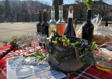 Перущица празнува деня на лозаря и винаря, награждават и най-добрите домашни вина