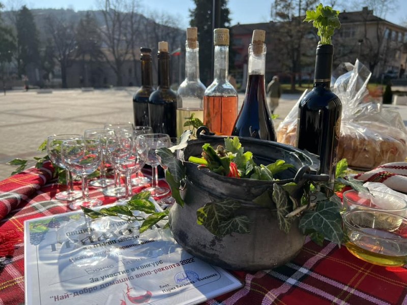 Перущица празнува деня на лозаря и винаря, награждават и най-добрите домашни вина