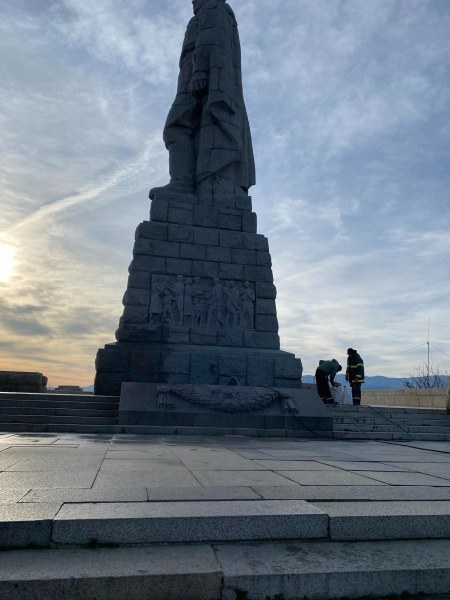Почистиха Альоша от надписите „убийци“ и „събаряй“