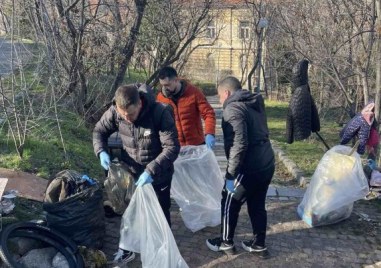 Ентусиасти събраха над 40 чувала боклуци от две от тепетата в Пловдив