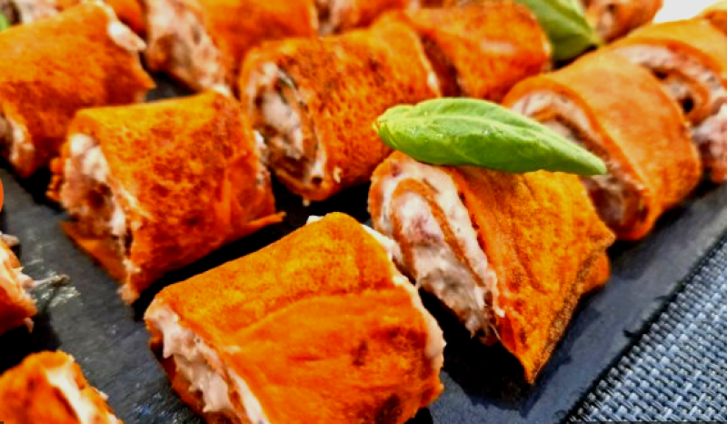 Доматени палачинкови рулца с пълнеж - много вкусно и ефектно предястие