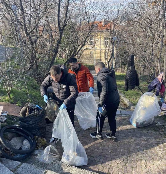 Ентусиасти събраха над 40 чувала боклуци от две от тепетата в Пловдив