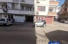 Пловдивчани: Повече от година автомобил в Кършияка е паркиран в нарушение и пречи