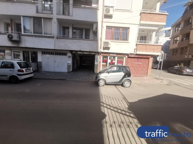 Пловдивчани: Повече от година автомобил в Кършияка е паркиран в нарушение и пречи