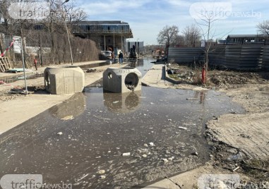 Аварията със спукания магистрален водопровод в „Източен” продължава