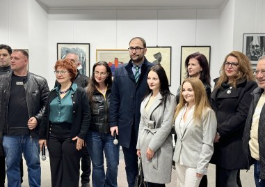 Млади творци и утвърдени автори участват в обща изложба в Пловдив СНИМКИ
