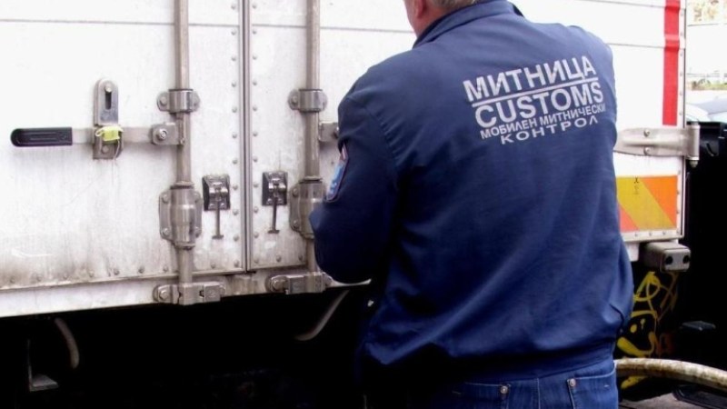 Над половин тон хранителни продукти, укрити зад мебели, откриха пловдивски митничари