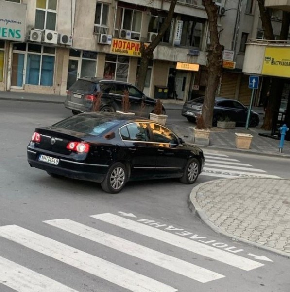 Шофьор впечатли с “майсторско“ паркиране между две пешеходни пътеки в Пловдив