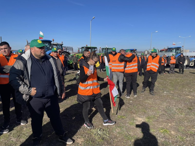 Земеделците протестират и днес, блокират пътя Пловдив-Карлово