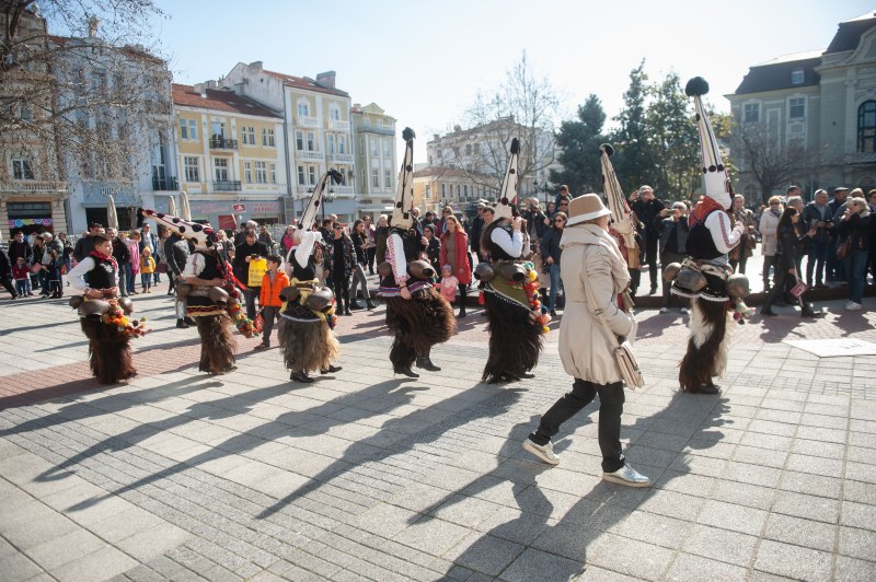 С шествие с кукери, гайдари и танцьори започва ВИНАРИЯ 2024 в Пловдив