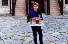 Ученик от Перущица изработи макет на Дановото училище и участва в конкурс
