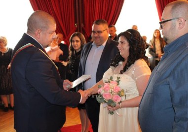 Кметът на Кричим ожени двойка в Деня на влюбените