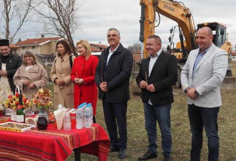 Първа копка на 10-та спортна площадка в община “Марица“ направи  кметът Димитър Иванов
