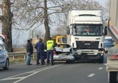 Кола и камион се удариха на пътя Пловдив-Пазарджик