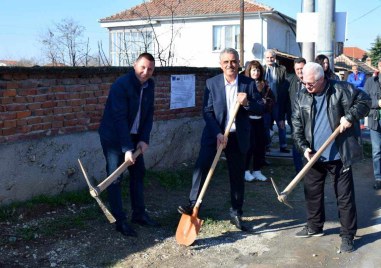 Кметът Димитър Иванов направи първа копка на обновяване на  улица в Маноле