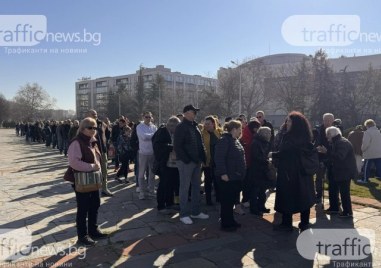 Дълга опашка се изви за безплатни дръвчета в Пловдив