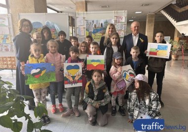 За годишнината от войната в Украйна: Библиотека “Иван Вазов“ се напълни с цветовете на украинския и българския флаг