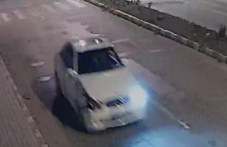 Кола блъсна паркиран бус в Асеновград и избяга