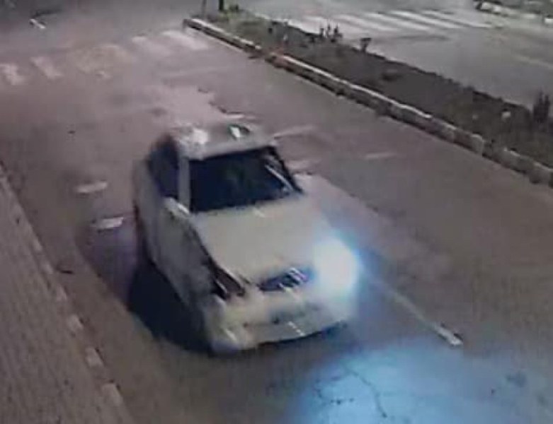 Кола блъсна паркиран бус в Асеновград и избяга