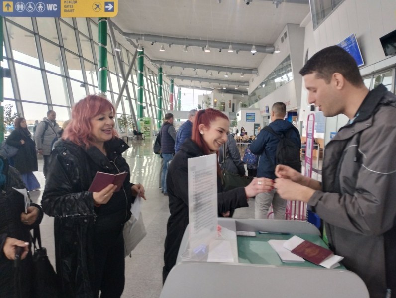 1200 пътници получиха мартеници на Летище Пловдив