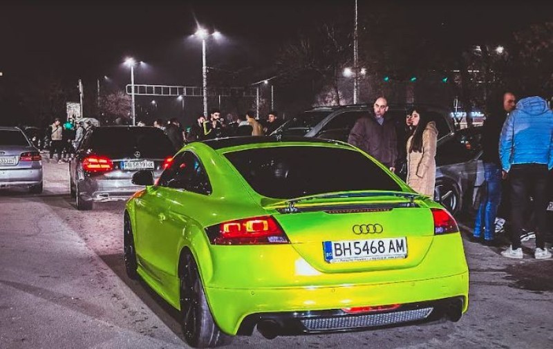 Добрият пример! Събраха средства за болно момиче по време на автосбирка