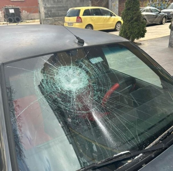 Разбиха колата на млада жена в Кючука