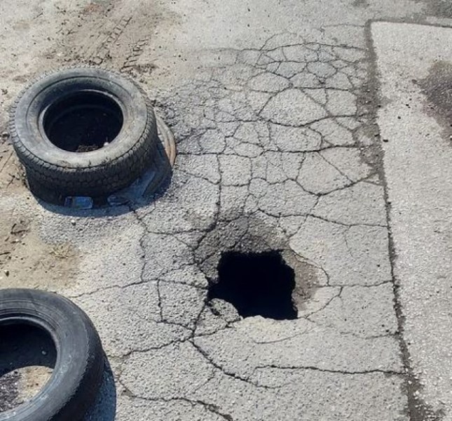 Гуми предупреждават за голяма дупка на улица в Коматево