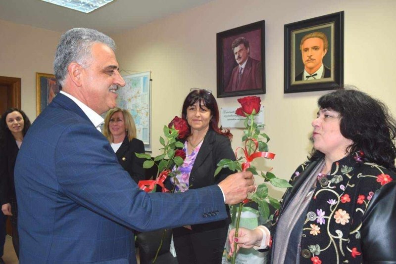Кметът Димитър Иванов подари 80 рози на дамите в Община Марица и връчи награди
