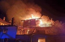 Пожар изпепели покрива на изоставено училище в Първомайско
