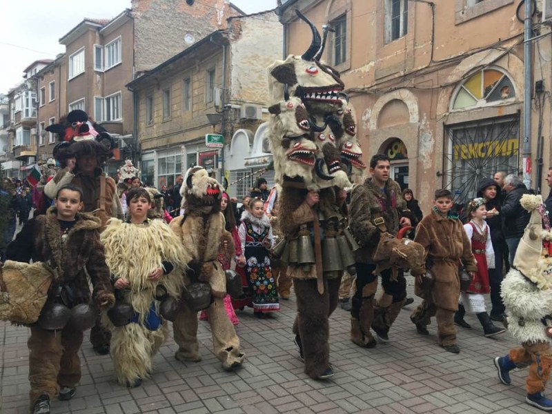 Асеновград става по-шарен с карнавалното шествие на Сирни Заговезни