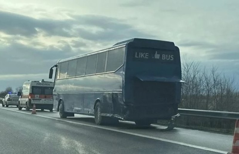 Пътничка е леко пострадала при катастрофата на АМ “Тракия“ между рейс и кола