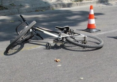 Камион удари кола край Пловдив, шофьорка помете велосипедист в Първомай