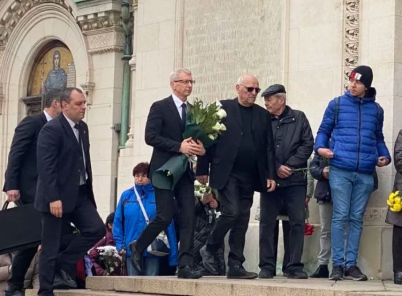 Политици и държавници се поклониха пред тленните останки на патриарх Неофит