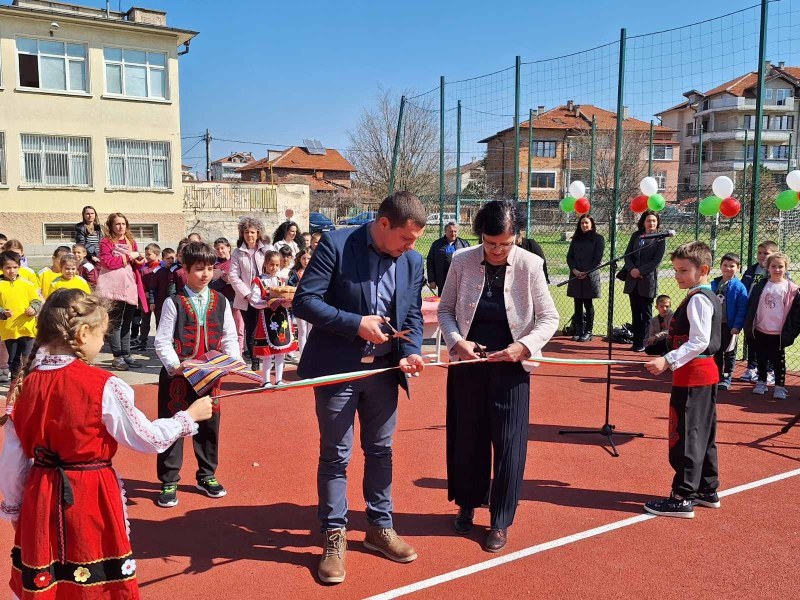 Кметът на „Южен“ Атанас Кунчев откри нова спортна площадка в ОУ „Захари Стоянов“