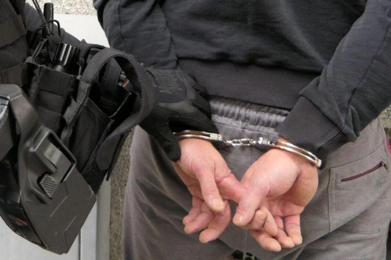 Мъж задигна над 3 бона от заведение в Пловдив, друг открадна скъп парфюм