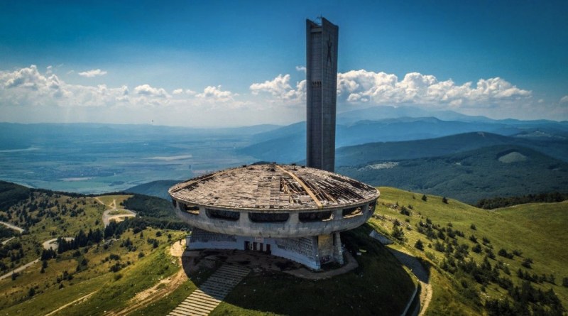 Французи вандалстваха в паметника на Бузлуджа