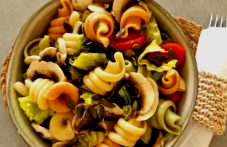 vkusna-salata-makaroni-podhodiashta-398.png