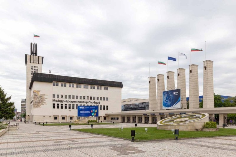 Дете получи гърч на спирка в Пловдив, непознати се притекоха на помощ