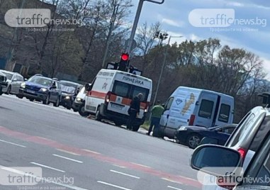 Бус блъсна линейка с включени сирени в Пловдив