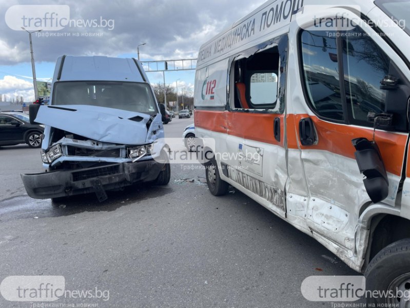 Пациент и лекар пострадаха при катастрофата с линейка днес в Пловдив