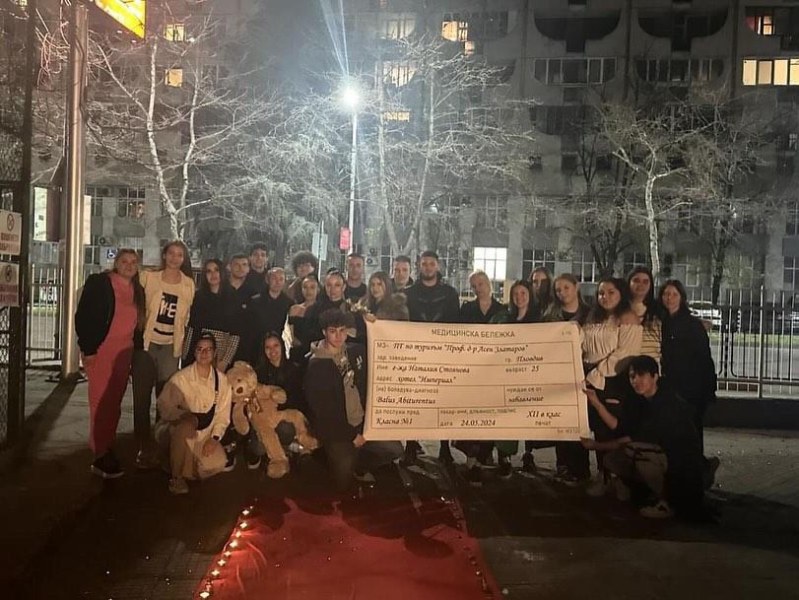 По холивудски: Абитуриенти от Пловдив поканиха класния си на бал с червен килим и заря